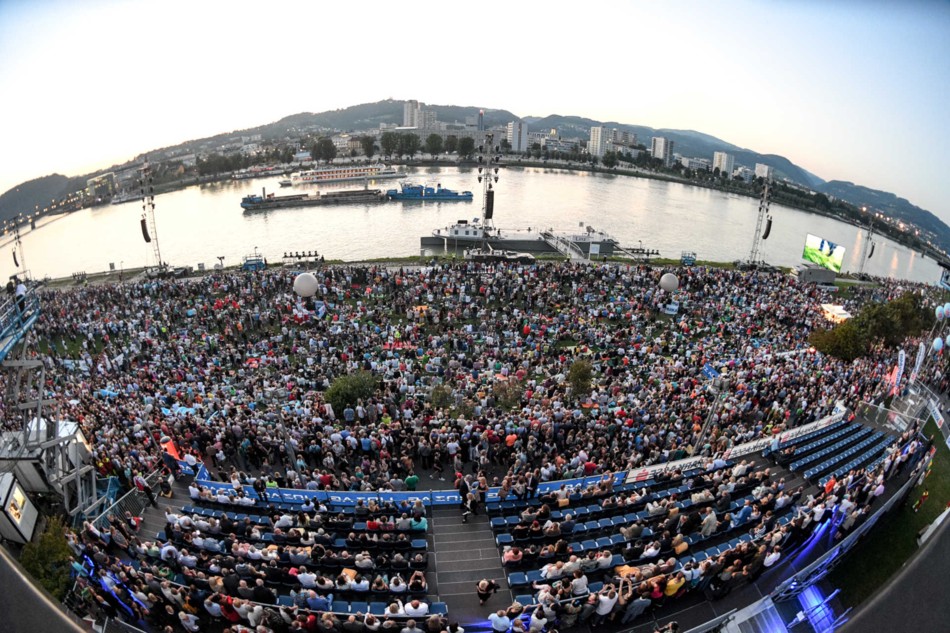 Klangwolke 2016 - Attendees in the Danube Park © Werner Kerschbaummayr