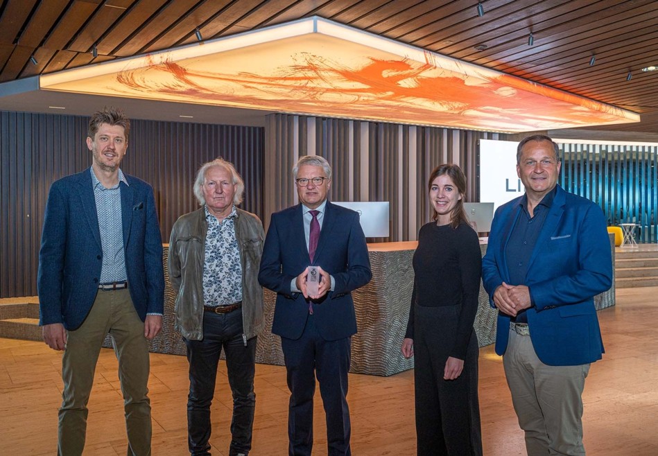 Jügen Holler, Ludwig Haas, Bürgermeister Klaus Luger, Natalie Pichler & Dietmar Kerschbaum mit dem German Design Award © Oliver Erenyi