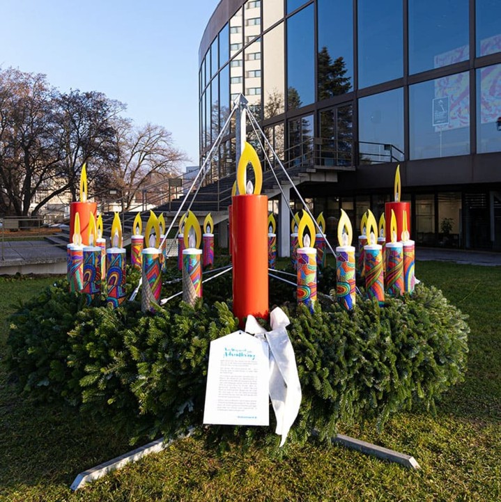 Diakonie-Adventkranz vor dem Brucknerhaus Linz © Oliver Erenyi