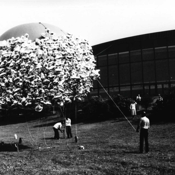 1979 1. Linzer Klangwolke – Herzballon-Aufbau © PeterPeter