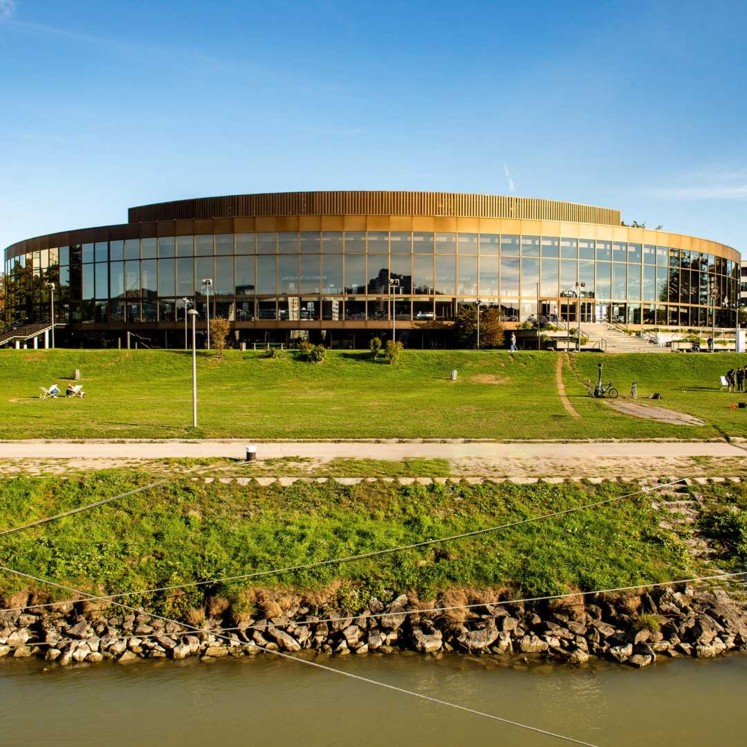 Mitten im Brucknerhaus - Tue, Apr 14, 2026, 16:00 at Brucknerhaus Linz, Untere Donaulände 7, 4010 Linz, Österreich